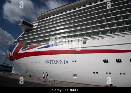 Bridgetown, Barbados - 26. März 2022: Der P und O Cruise Liner Britannia wurde am Bridgetown Dock gebunden Stockfoto