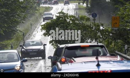 Eine gewaltige Unwetterfront ist am Donnerstagnachmittag über Südbayern hinweg gezogen. Betroffen in einem breiten Streifen der Landkreis Rosenheim, Traunstein und das Berchtesgadener Land. Orkanböen fegten über die Region hinweg und sorgten für Chaos. Besonders heftig trifft es die Ortschaft Übersee. Zahlreiche Bäume krachten um und blockierten die Fahrbahn. Fahrbahnen wurden überflutet, Schlamm und Geröll lag auch auf den Straßen. Auch die Autobahn A 8 war betroffen. In Höhe Übersee krachte ein Baum auf die Autobahn. Halbseitig war der Ferienverkehr vorbei geleitet. Auch die Bahnverbind Stockfoto