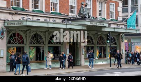 London, Vereinigtes Königreich - 26. April 2022 - The Frontage of Fortnum and Mason Food Store in Picadilly Stockfoto