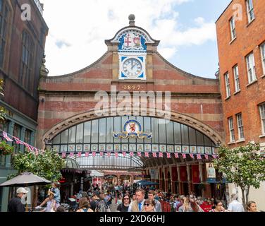 Windsor, Vereinigtes Königreich - 11. Juni 2022 - Eingang zum Einkaufszentrum Windsor Royal, ehemals Bahnhof an der Thames Street Stockfoto