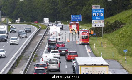 Eine gewaltige Unwetterfront ist am Donnerstagnachmittag über Südbayern hinweg gezogen. Betroffen in einem breiten Streifen der Landkreis Rosenheim, Traunstein und das Berchtesgadener Land. Orkanböen fegten über die Region hinweg und sorgten für Chaos. Besonders heftig trifft es die Ortschaft Übersee. Zahlreiche Bäume krachten um und blockierten die Fahrbahn. Fahrbahnen wurden überflutet, Schlamm und Geröll lag auch auf den Straßen. Auch die Autobahn A 8 war betroffen. In Höhe Übersee krachte ein Baum auf die Autobahn. Halbseitig war der Ferienverkehr vorbei geleitet. Auch die Bahnverbind Stockfoto