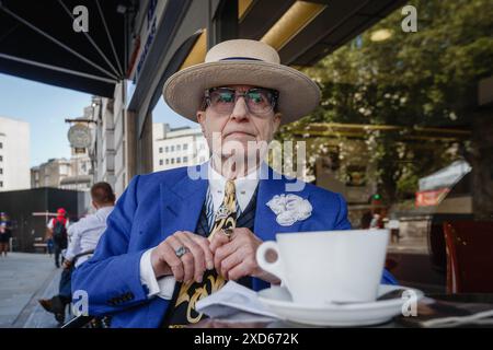 George Skeggs, bekannt als Soho George, posiert für ein Foto, während er vor einem Café in London Tee trinkt. Stockfoto