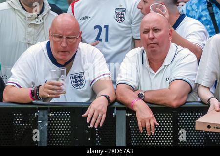 London, Großbritannien. Juni 2024. Image © lizenziert für Parsons Media. 20/06/2024. London, Vereinigtes Königreich. England Fans Boxpark Wembley. Foto von Martyn Wheatley/Parsons Media England Fans sehen sich das zweite Gruppenspiel Englands gegen Dänemark auf der Großleinwand im Boxpark in Wembley an. Anrede: andrew parsons/Alamy Live News Stockfoto