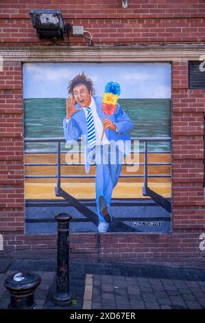 Wandgemälde von Ken Dodd und den Diddy Men mit Texten zu seinem Nummer-eins-Song aus den 1960er Jahren in der Nähe der Liverpool Lime Street Station Stockfoto