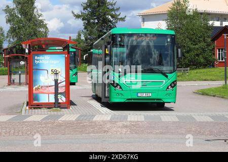 Gallivare, Schweden - 17. Juni 2024: Ein grüner Stadtbus von Volvo an der Bushaltestelle des Bahnhofs ist auf der Linie 1 in Betrieb. Stockfoto