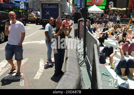 New York, USA. Juni 2024. Zuschauer bei der Yoga Summer Solstice am Times Square in New York, NY am 20. Juni 2024. (Foto: Efren Landaos/SIPA USA) Credit: SIPA USA/Alamy Live News Stockfoto