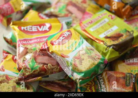 KIEW, UKRAINE - 20. APRIL 2024 viele Packungen Instant-Nudeln für schnelles Kochen von verschiedenen Marken und Herstellern aus nächster Nähe Stockfoto