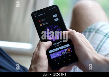 KIEW, UKRAINE - 20. APRIL 2024 Tronix App Telegramm-Bot auf Smartphone-Bildschirm. Tronix App ist ein virales Telegramm-basiertes Krypto-Spiel, mit dem Sie TRX-Token durch die Verwaltung eines virtuellen Krypto-Austauschs verdienen können Stockfoto