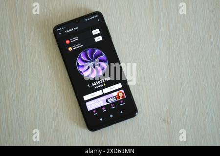 KIEW, UKRAINE - 20. APRIL 2024 Tronix App Telegramm-Bot auf Smartphone-Bildschirm. Tronix App ist ein virales Telegramm-basiertes Krypto-Spiel, mit dem Sie TRX-Token durch die Verwaltung eines virtuellen Krypto-Austauschs verdienen können Stockfoto