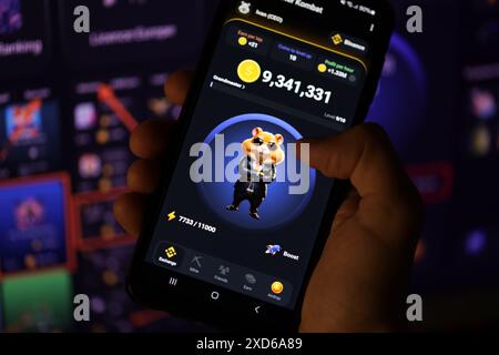 KIEW, UKRAINE - 20. APRIL 2024 Hamster Kombat Telegrammbot auf Smartphone-Bildschirm. Hamster Kombat ist ein virales Telegram-basiertes Krypto-Spiel, mit dem Sie HMSTR-Token verdienen können, indem Sie einen virtuellen Krypto-Austausch verwalten Stockfoto