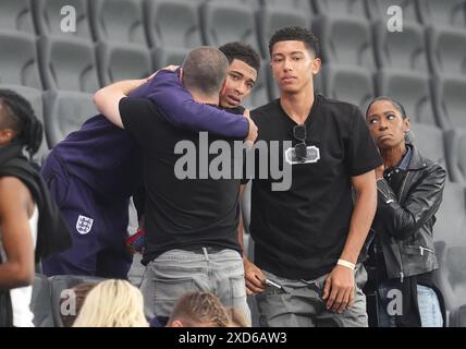 Englands Jude Bellingham mit Bruder Jobe Bellingham (zweiter rechts), Vater Mark Bellingham und Mutter Denise Bellingham nach dem Spiel der UEFA Euro 2024 in der Frankfurter Arena. Bilddatum: Donnerstag, 20. Juni 2024. Stockfoto