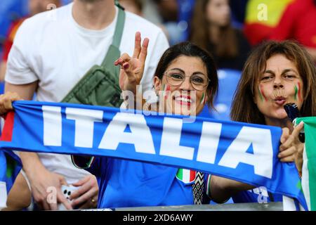 Gelsenkirchen, Deutschland. Juni 2024. Fans Italiens während des Gruppenfußballspiels der Euro 2024 zwischen Spanien und Italien im Arena AufSchalke Stadion in Gelsenkirchen (Deutschland), 20. Juni 2024. Quelle: Insidefoto di andrea staccioli/Alamy Live News Stockfoto