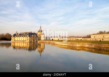 Chantilly, Frankreich – 16. Februar 2019: Die Burg von Chantilly spiegelt sich im Graben mit der Burg von Enghien auf der anderen Seite der Terrasse von Th Stockfoto