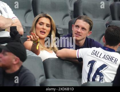 Englands Conor Gallagher und Partnerin Aine May Kennedy nach dem Spiel der UEFA Euro 2024 in der Frankfurt Arena. Bilddatum: Donnerstag, 20. Juni 2024. Stockfoto