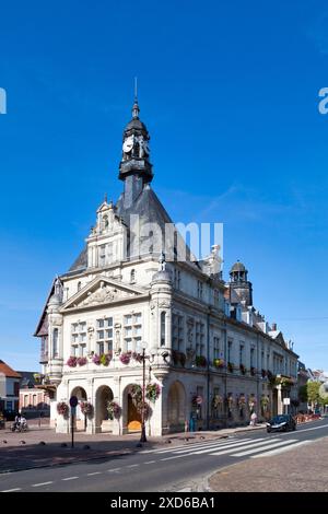 Péronne, Frankreich - 12. September 2020: Das Rathaus von Peronne ist ein Gebäude aus dem 16. Und 18. Jahrhundert im Stadtzentrum von Péronne in der Somme Stockfoto