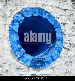 Detail der Außenansicht des weiß-blau gestrichenen Gebäudes im Portmeirion Village im italienischen Stil in Gwynedd, Nordwales, Großbritannien Stockfoto