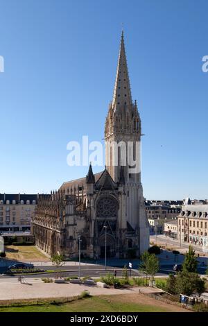 Caen, Frankreich - 06. August 2020: Die Kirche Saint-Pierre ist eines der wichtigsten religiösen Gebäude im Stadtzentrum. Dieses Denkmal ist Gegenstand eines cl Stockfoto