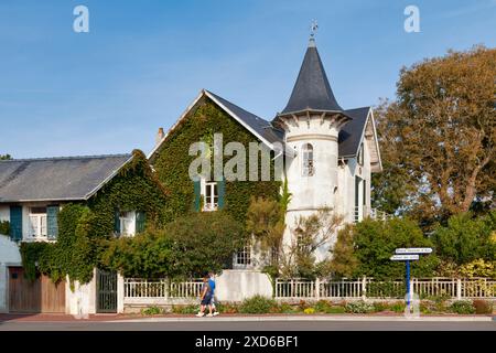 Le Crotoy, Frankreich - 11. September 2020: Hübsches weißes Haus am Meer mit einem Turm in der Nähe des Strandes. Stockfoto