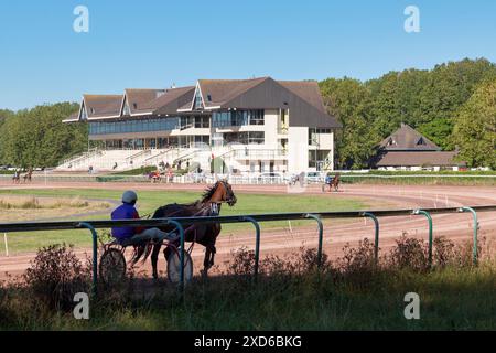 Caen, Frankreich - 06. August 2020: Vormittagstraining für Jockeys und Fahrer in beiden Richtungen auf der Pferderennbahn der Rennbahn von Caen (Französisch Stockfoto