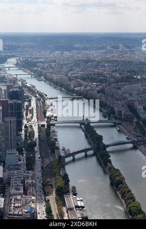 Paris, Frankreich - 1. September 2016: Blick flussabwärts der seine vom Eiffelturm aus, von unten nach oben die Pont Rouelle und die Pont de Grene Stockfoto