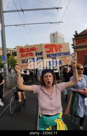 Eine Demonstrantin mit Schild Bezahlkarte für Uli Hoeneß und Stop Deportations in Iran Irak während einer Demonstration gegen Abschiebungen anlässlich der Innenministerkonferenz IMK in Potsdam, 20. Juni 2024. Demonstration gegen Abschiebungen in Potsdam *** Demonstration gegen Abschiebungen in den Iran Irak anlässlich der Konferenz der Innenminister IMK in Potsdam, 20. Juni 2024 Demonstration gegen Abschiebungen in Potsdam Stockfoto