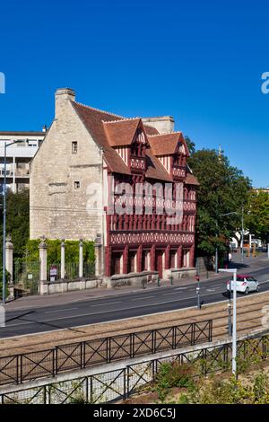 Caen, Frankreich - 06. August 2020: Das Haus Quatrans (französisch: Maison des Quatrans) ist ein Fachwerkhaus, das in den 1460er Jahren in der Altstadt erbaut wurde Stockfoto