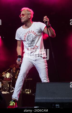 Rick Parfitt Jnr tritt im Big Top beim Isle of Wight Festival im Seaclose Park auf Stockfoto