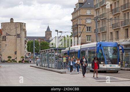 Caen, Frankreich - 21. Juli 2017: Gummibereifte Straßenbahn in der Nähe des Schlosses. Stockfoto