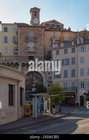 Cannes, Frankreich - 25. März 2020: Denkmal für Donat-Joseph Méro in der Nähe des Rathauses mit dem Glockenturm der Kirche Notre-Dame d'Espérance Stockfoto