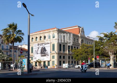 Cannes, Frankreich - 25. März 2019: Kriegsdenkmal vor dem Rathaus von Cannes. Stockfoto