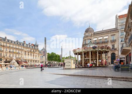 Montpellier, Frankreich - 09. Juni 2018: Place de la Comédie mit Karussell und Fontaine des Trois Grâces. Stockfoto