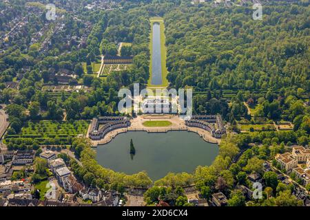 Aus der Vogelperspektive, Schloss Benrath und Schlosspark mit Spiegelteich, Schlossteich, Benrath, Düsseldorf, Rheinland, Nordrhein-Westfalen, Deutschland, Aerial pho Stockfoto