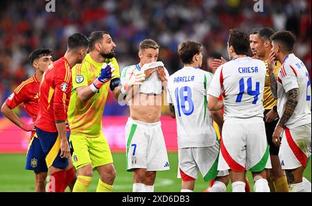 Gelsenkirchen, Deutschland. Juni 2024. Fußball, UEFA Euro 2024, Europameisterschaft, Spanien - Italien, Vorrunde, Gruppe B, Spieltag 2, Arena auf Schalke, italienischer Torhüter Gianluigi Donnarumma (3. von links) spricht mit Schiedsrichter Slavko Vincic (2. von rechts) aus Slowenien. Quelle: David Inderlied/dpa/Alamy Live News Stockfoto