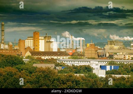 Große Fabrik und dunkle Wolken Stockfoto