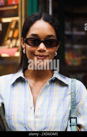 Mailand, Italien. Juni 2024. Laura Harrier ist während der Mailand Men's Fashion Week Frühjahr/Sommer 2025 am 15. Juni 2024 in Mailand zu sehen (Foto: Alessandro Bremec/NurPhoto). Quelle: NurPhoto SRL/Alamy Live News Stockfoto