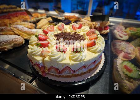Eine frisch gebackene Erdbeertorte befindet sich in einer Bäckerei Stockfoto