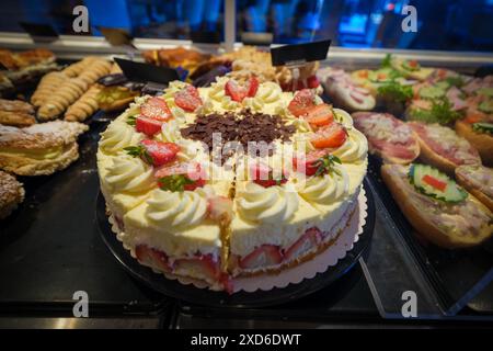 Eine frisch gebackene Erdbeertorte befindet sich in einer Bäckerei Stockfoto
