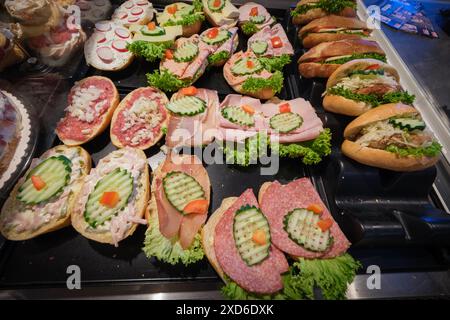 Köstliche Sandwiches in einer Bäckerei Stockfoto