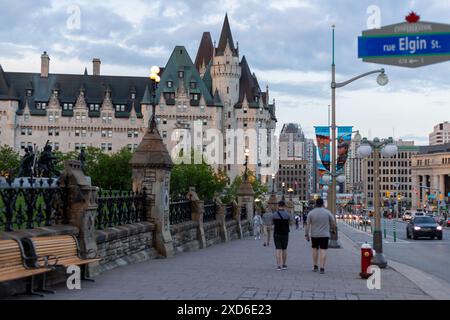 Ottawa, Kanada - 16. Mai 2024: Die Stadt Ottawa in Kanada. Downtown Street in der Nähe von Parliament Hill. Bürgersteig mit Wanderern am Abend Stockfoto