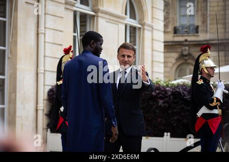 Paris, Frankreich. Juni 2024. Der französische Präsident Emmanuel Macron begrüßt den senegalesischen Präsidenten Bassirou Diomaye Faye im Elysée-Palast. Der französische Präsident Emmanuel Macron begrüßte den Präsidenten der Republik Senegal Bassirou Diomaye Faye im Elysée-Palast in Paris. Nach der Teilnahme am Weltforum über Innovation und Souveränität von Impfstoffen. Die beiden Präsidenten erörterten andere globale Fragen und die verschiedenen Aspekte der bilateralen Partnerschaft. (Foto: Telmo Pinto/SOPA Images/SIPA USA) Credit: SIPA USA/Alamy Live News Stockfoto