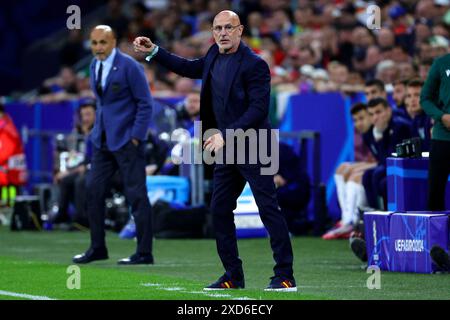 Gelsenkirchen, Deutschland. Juni 2024. Luis de la Fuente Cheftrainer Spaniens Gesten während des Gruppenfußballspiels der Euro 2024 zwischen Spanien und Italien im Arena AufSchalke Stadion in Gelsenkirchen (Deutschland), 20. Juni 2024. Quelle: Insidefoto di andrea staccioli/Alamy Live News Stockfoto