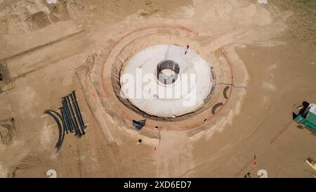 Luftaufnahme des Betonfundaments, das in einem neuen Windkraftanlagenpark montiert werden kann. Stockfoto