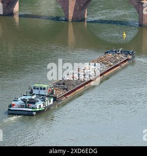 Die Binnenschifffahrt transportiert Abfälle auf dem Fluss Stockfoto