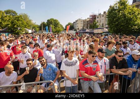 Central Park, Brighton, Großbritannien. Fans im Euro-Fan-Park, 4theFans, Central Park, Brighton im Dänemark-England-Fan-Park Brighton. David Smith/Alamy 25. Juni 2024 Stockfoto