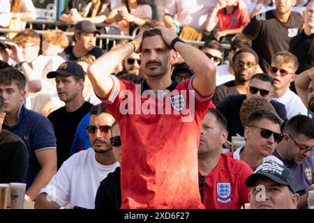 Central Park, Brighton, Großbritannien. Fans im Euro-Fan-Park, 4theFans, Central Park, Brighton im Dänemark-England-Fan-Park Brighton. David Smith/Alamy 25. Juni 2024 Stockfoto