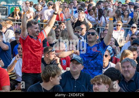 Central Park, Brighton, Großbritannien. Fans im Euro-Fan-Park, 4theFans, Central Park, Brighton im Dänemark-England-Fan-Park Brighton. David Smith/Alamy 25. Juni 2024 Stockfoto