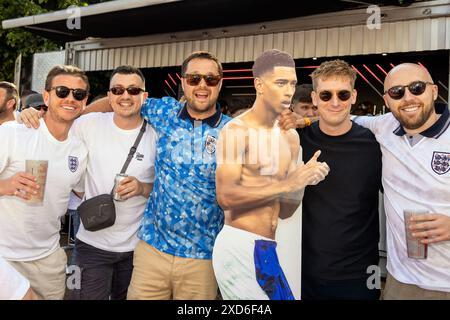 Central Park, Brighton, Großbritannien. Fans im Euro-Fan-Park, 4theFans, Central Park, Brighton im Dänemark-England-Fan-Park Brighton. David Smith/Alamy 25. Juni 2024 Stockfoto