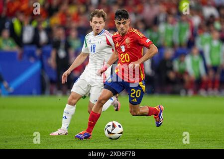 Gelsenkirchen, Deutschland. Juni 2024. Gelsenkirchen, Deutschland, 20. Juni 2024: Pedri (20 Spanien) kontrolliert den Ball während des Gruppenspiels der UEFA EURO 2024 Deutschland zwischen Spanien und Italien in der Arena AufSchalke in Gelsenkirchen. (Daniela Porcelli/SPP) Credit: SPP Sport Press Photo. /Alamy Live News Stockfoto