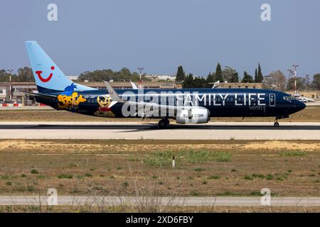 TUI Airlines Belgium Boeing 737-8K5 (Reg.: OO-JAF) in der Sonderlackierung für Family Life Hotels. Stockfoto