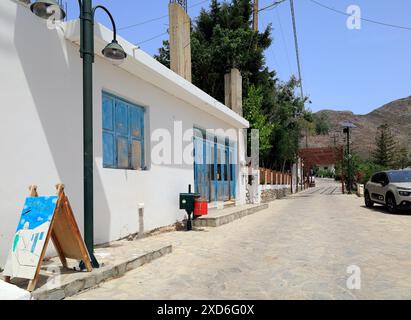 Straßenszene, Megalo Chorio Dorf, Tilos Insel, Dodekanese, Griechenland. Vom Mai 2024 Stockfoto